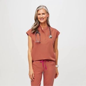 FIGS SCRUBS- Rafaela Oversized Top
M and Zamora Joggers L petite in
TERRACOTTA